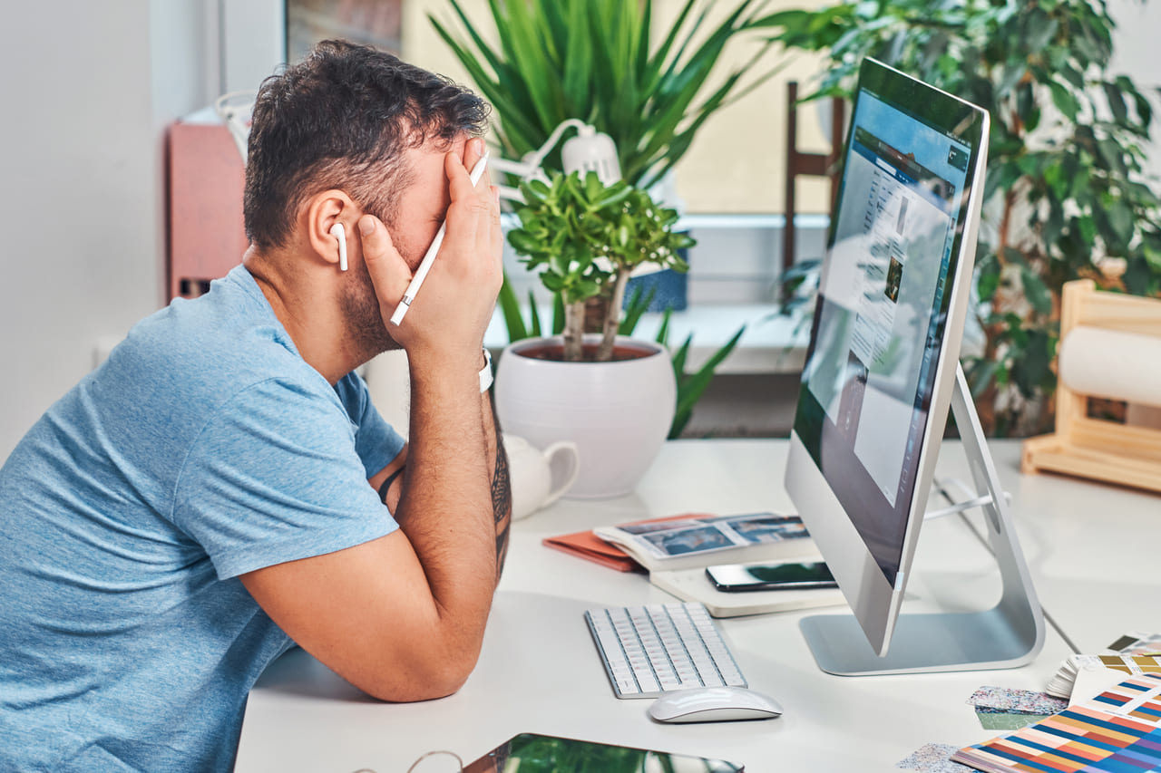 man feels tired while working in office 2021 08 27 23 44 00 utc(1)(1)