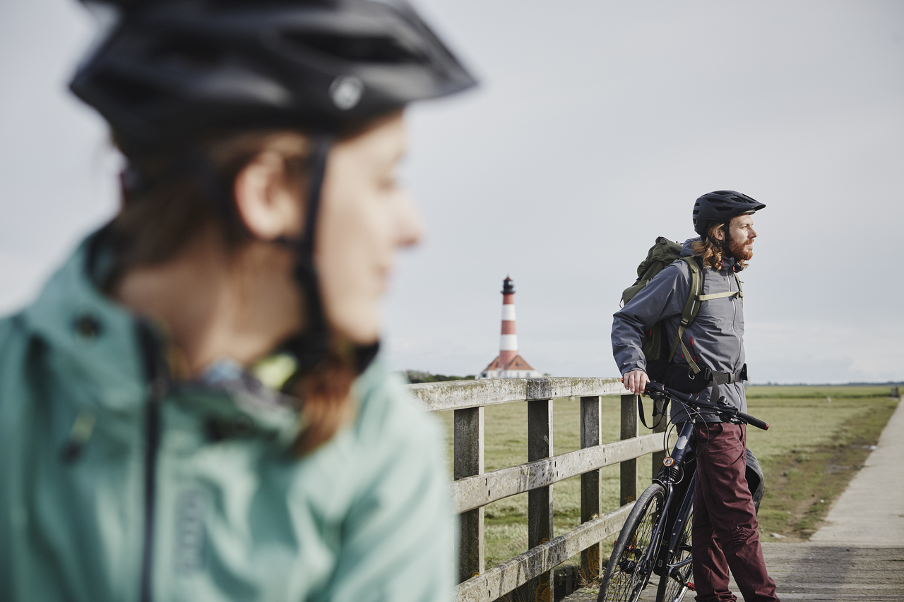 germany, schleswig holstein, eiderstedt, couple on bicycle trip having a break near westerheversand